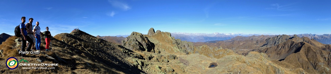 57 Panoramica verso Cima di Val Pianella, Torrione di Mezzaluna, Benigni, Valletto....jpg